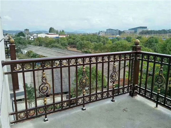 陽(yáng)臺(tái)欄桿鋁藝